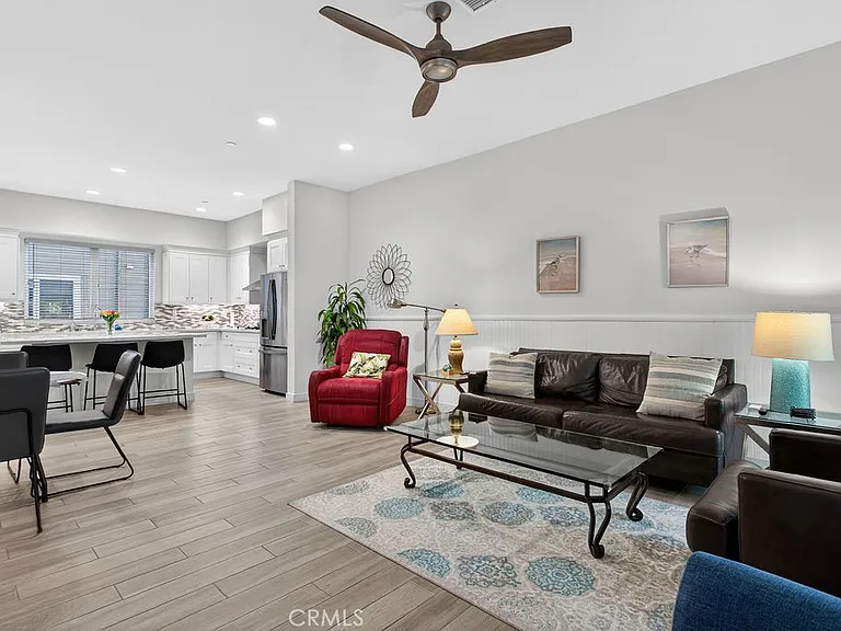 985 Doheny Way — Photo 4
