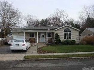 75 Diamond Dr, Plainview, NY 11803