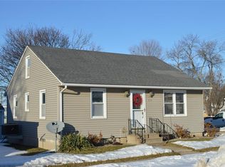 204 2nd St E, Newhall, IA 52315