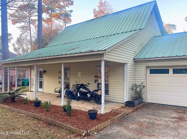 2104 Woodville Ln, Gautier, MS 39553