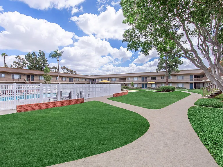 Hampshire Square Apartment Homes — Photo 10