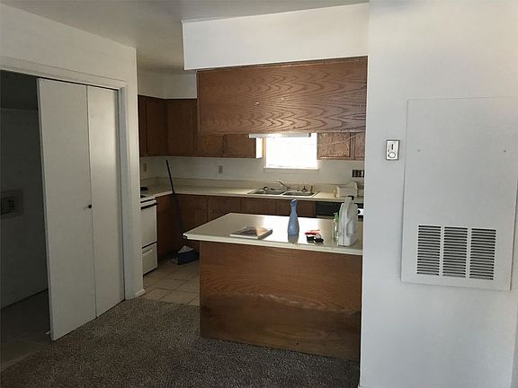 2nd image of 1002 Autumn Cir APT A
