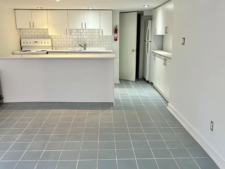 375 Palmerston Blvd #LOWER — Photo 3