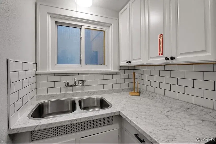 Building Photo - 417 W Delavan Ave #1