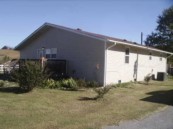 606 N Springs Rd, Red Boiling Springs, TN 37150