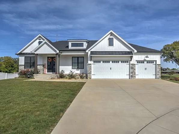 1612 Hunters Pointe Ct, Mount Zion, IL 62549