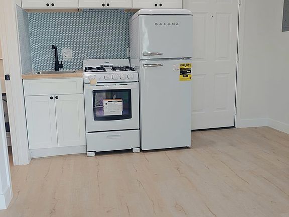 2nd image of 1039 N Bonnie Brae St #24