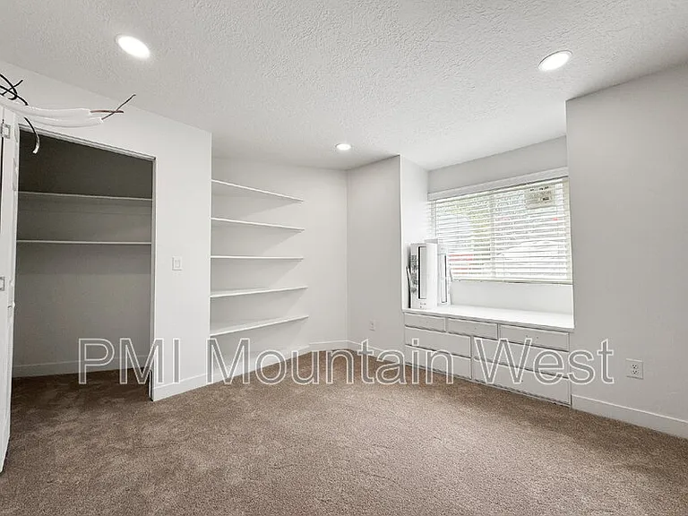 985 Horsley Cir #B — Photo 6