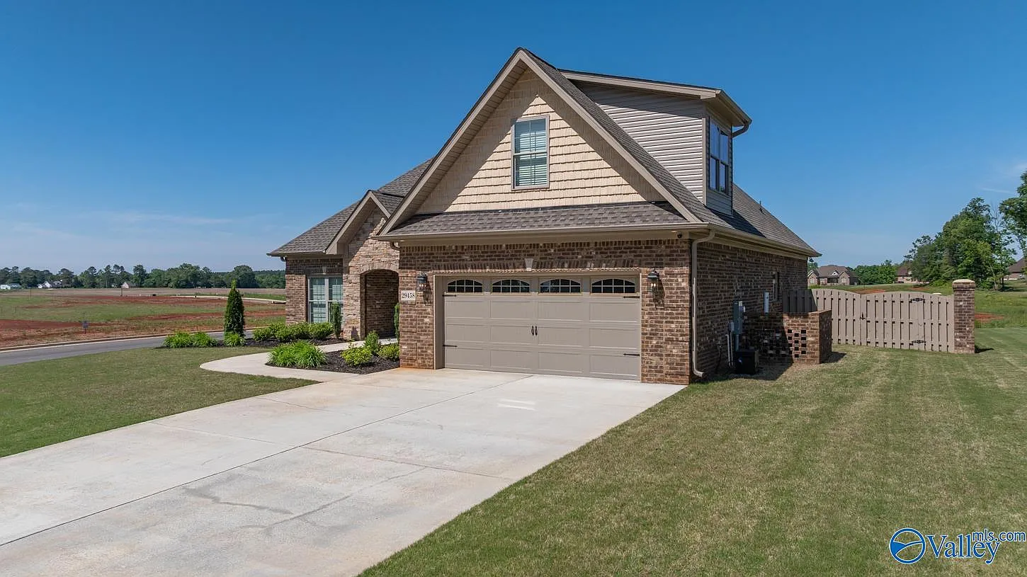 4 bed, 2.0 bath, 2165 sqft, $2,800 — Photo 1