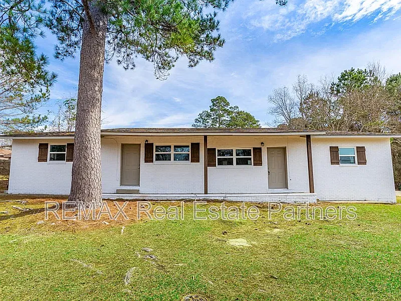 2 bed, 1.0 bath, 884 sqft, $850 — Photo 1