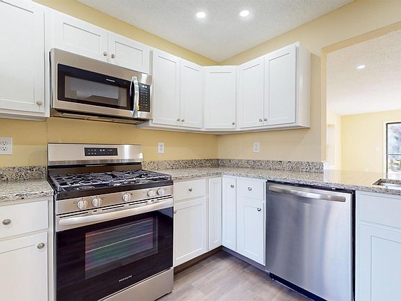 4th image of 14 Greenwich Dr #14