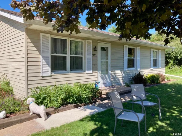 1221 101st Avenue Ct W, Rock Island, IL 61201