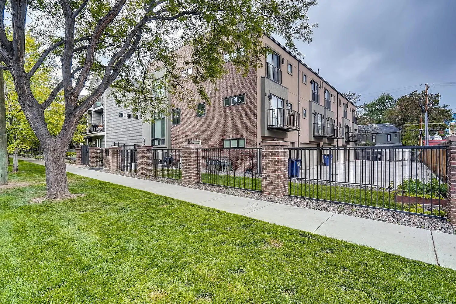 3 bed, 2090 sqft, $4,100 — Photo 2