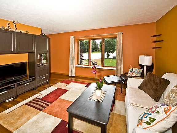 2nd image of 989 Valley Creek Dr