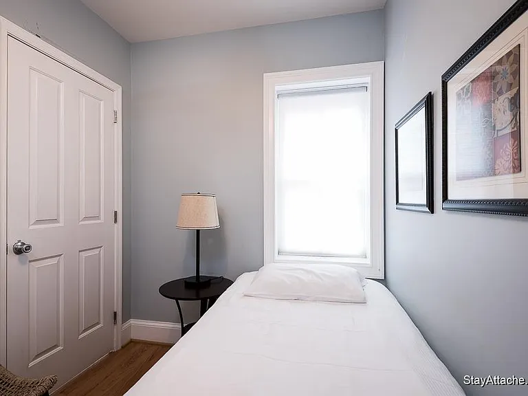 221 E St NE — Photo 13