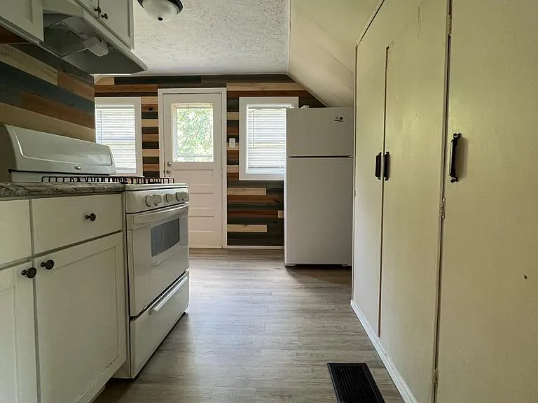 542 W 4th St #2 — Photo 5