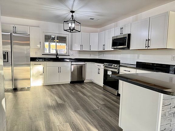 5th image of 1503 Douglas Dr