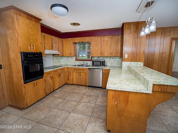 3rd image of 2704 Maple Dr