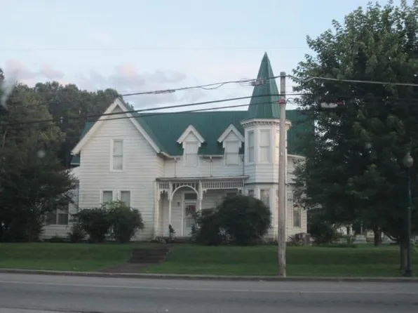 402 W Main St, Waverly, TN 37185