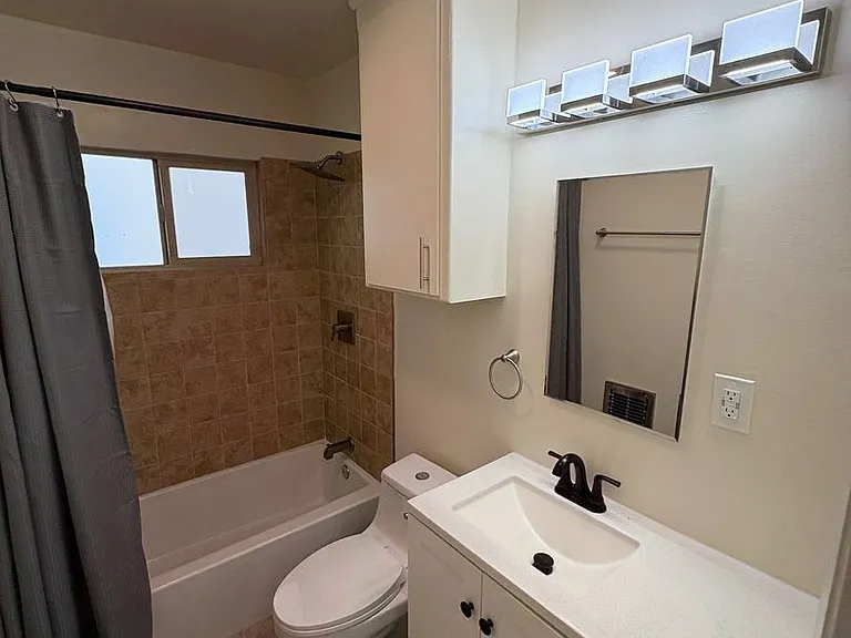 4714 Slauson Ave — Photo 15