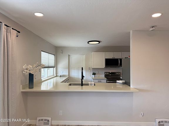 5th image of 615 W Rosser St