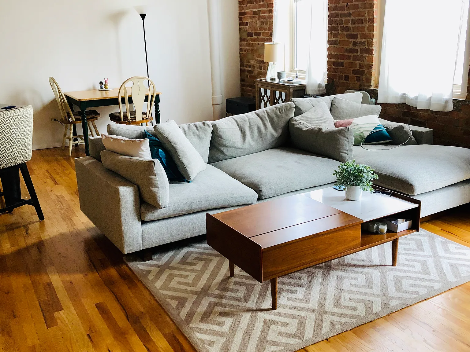 1 bed, 900 sqft, $2,400 — Photo 1