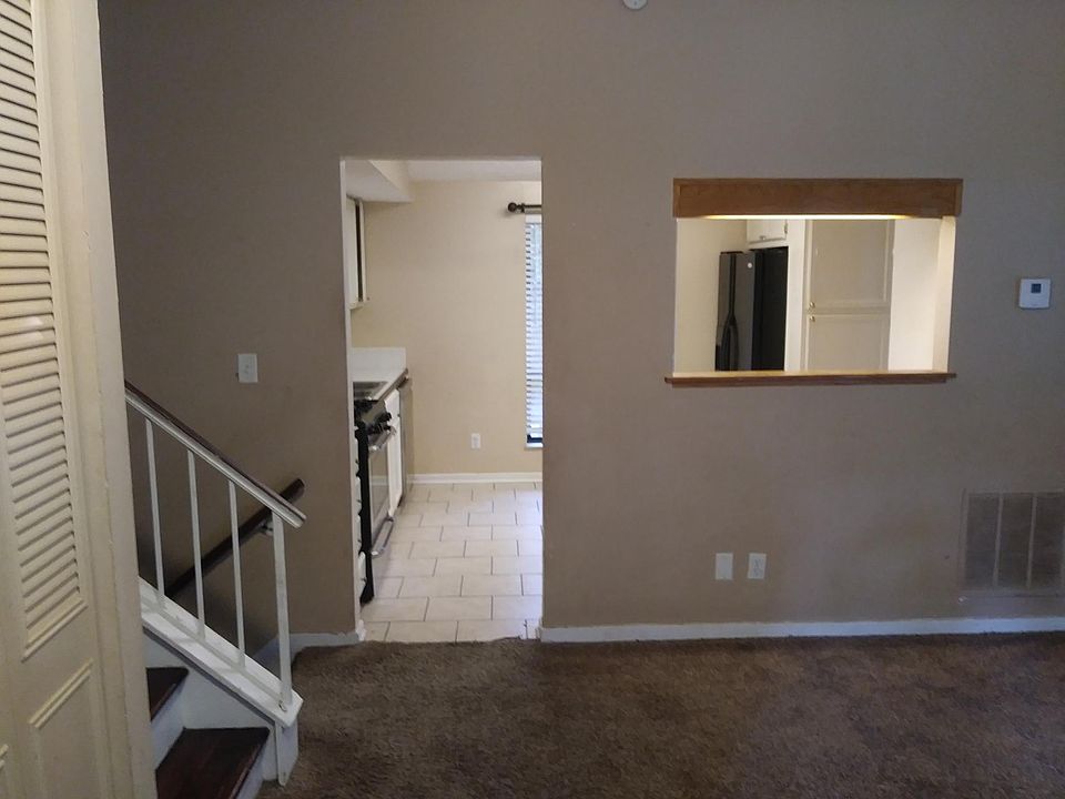 2nd image of 112 Paddock Trl
