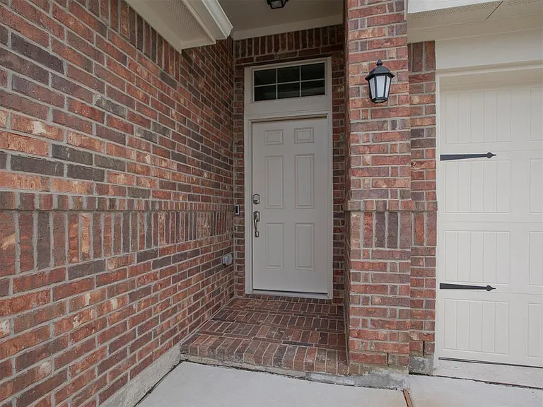 454 Stuart Ln — Photo 2
