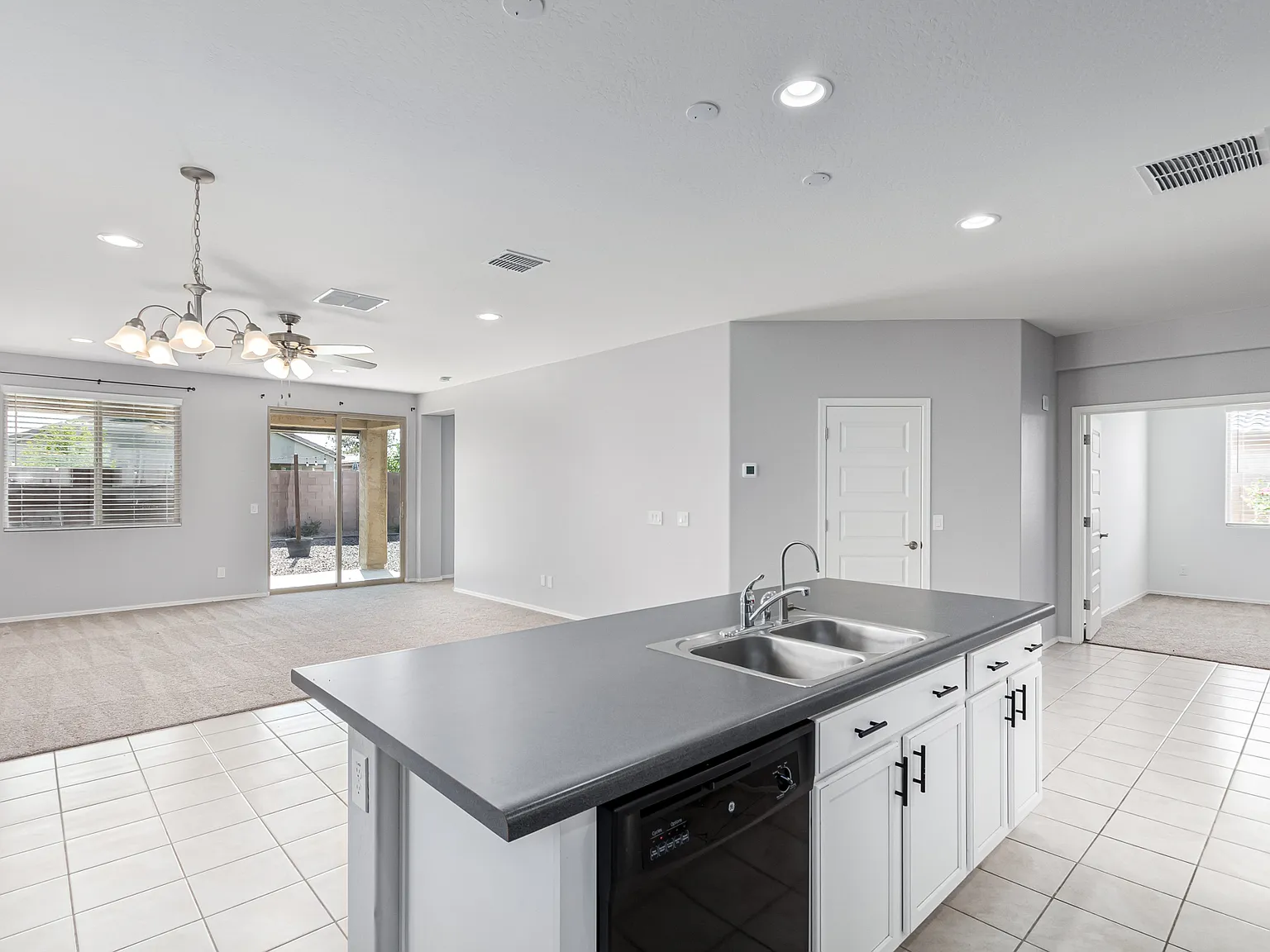 3 bed, 2032 sqft, $2,100 — Photo 4