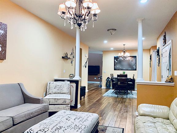3rd image of 2331 Berkshire Ln