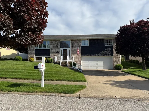221 Scenery Dr, Weirton, WV 26062