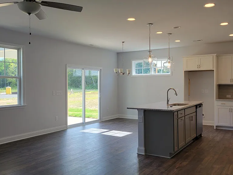 131 Lynnridge Dr — Photo 3