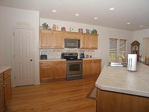 Gorgeous, open kitchen with upgraded appliances, island 