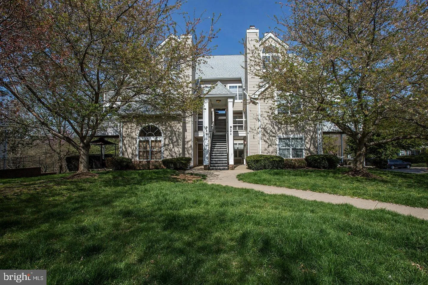 2 bed, 2.0 bath, 896 sqft, $2,300 — Photo 1