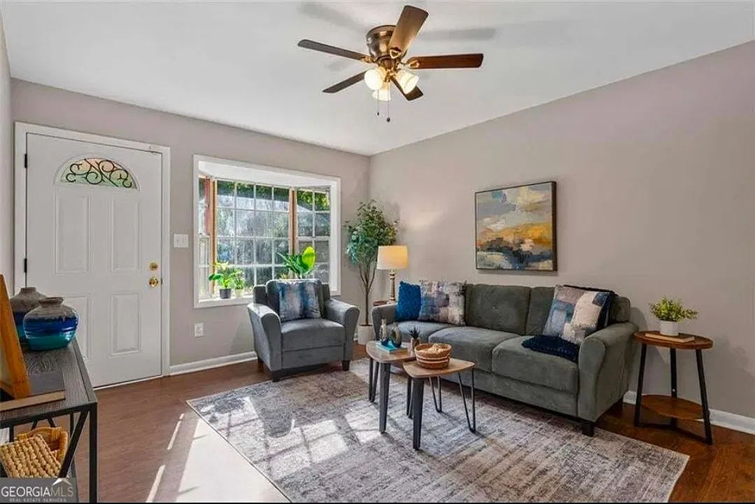 4 bed, 1.0 bath, 1079 sqft, $1,690 — Photo 2