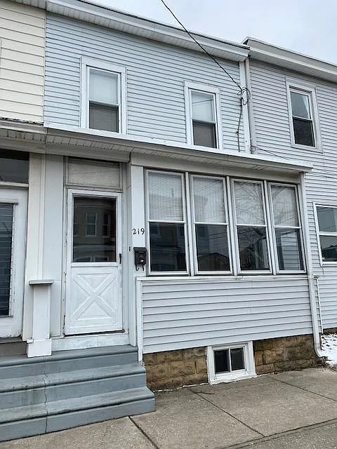 219 3rd St photo 1