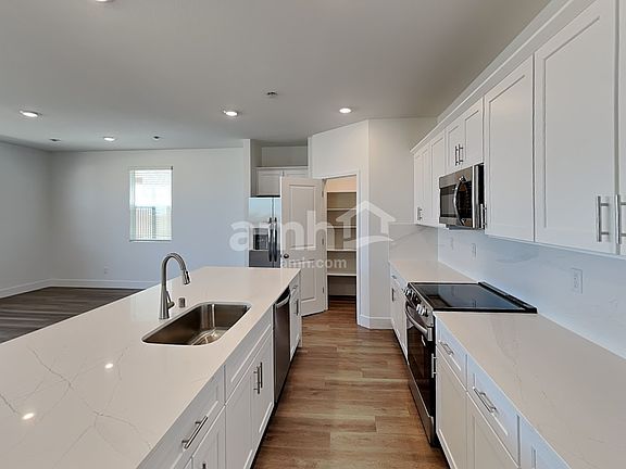 3rd image of 5758 Las Vegas Creek St