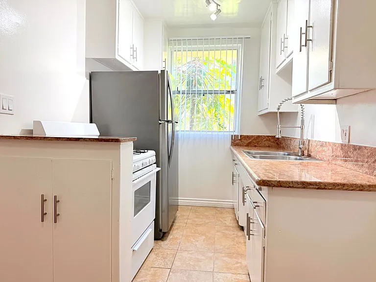 1376 N. Serrano Avenue — Photo 9