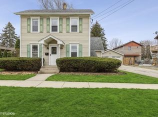 609 Pleasant St, Woodstock, IL 60098