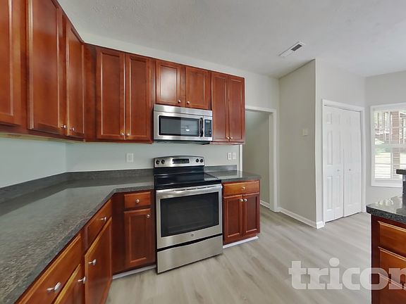 5th image of 585 Chastleton Dr
