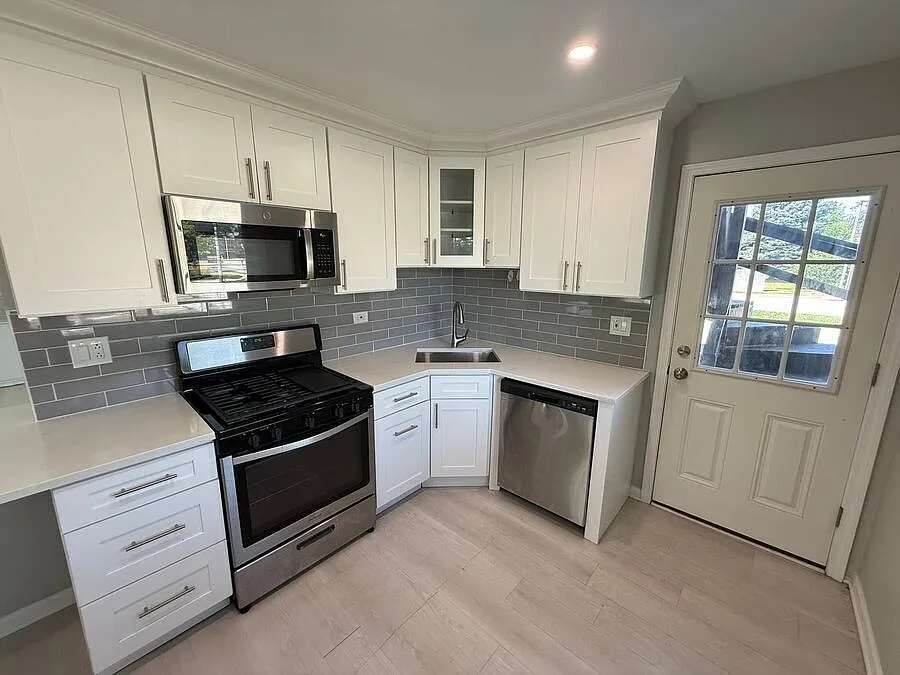 Charming 2-Bedroom Apartment in Ideal Libertyville Location — Photo 4