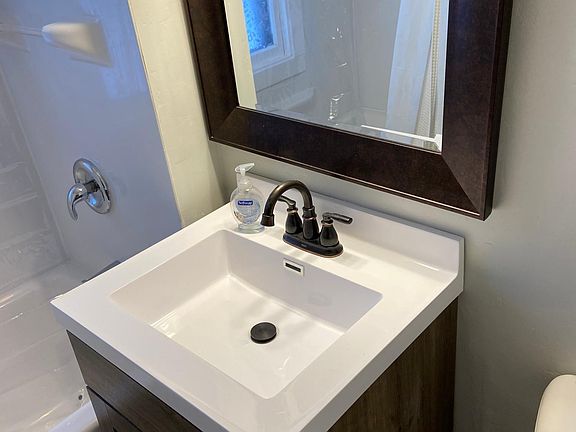 5th image of 307 Vincent Ave N #2