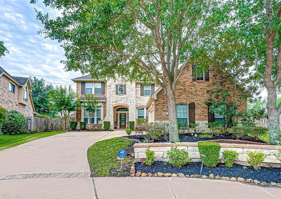 This beautiful 4/3.5/2 home with handsome brick and stone elevation and backyard oasis with pool, spa and outdoor kitchen is located on a quiet cul-de-sac street near Telfair's walking and hiking paths and waterway.