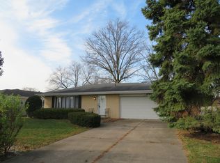 9S142 Cumnor Rd, Downers Grove, IL 60516