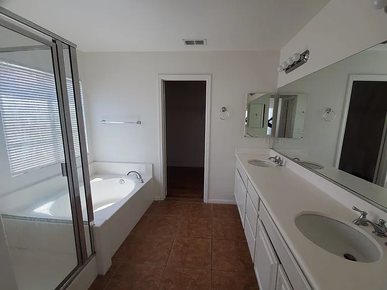 453 Cornwall Gln — Photo 11
