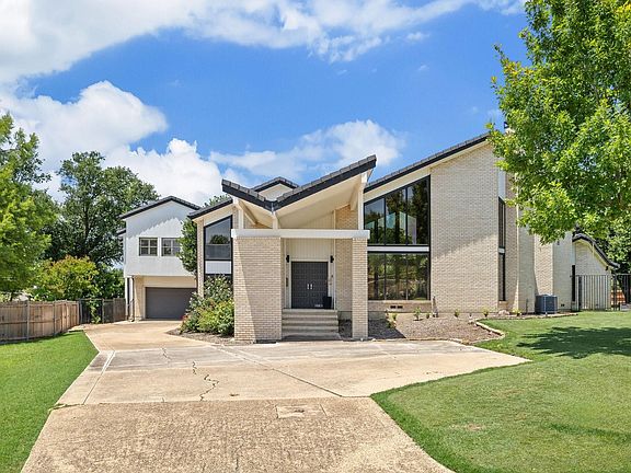 3rd image of 10811 Royal Park Dr
