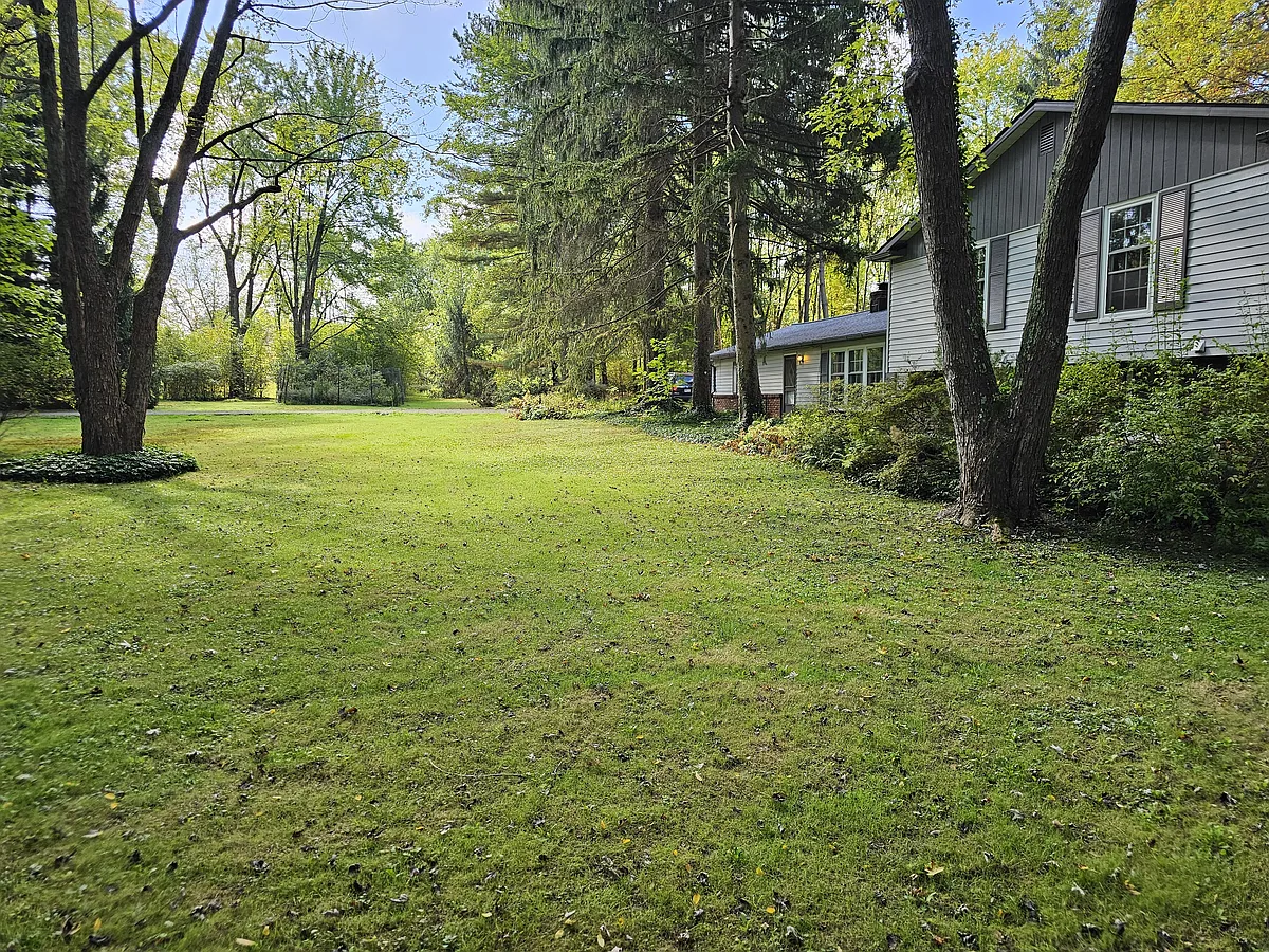 large front yard - 15320 Chillicothe Rd