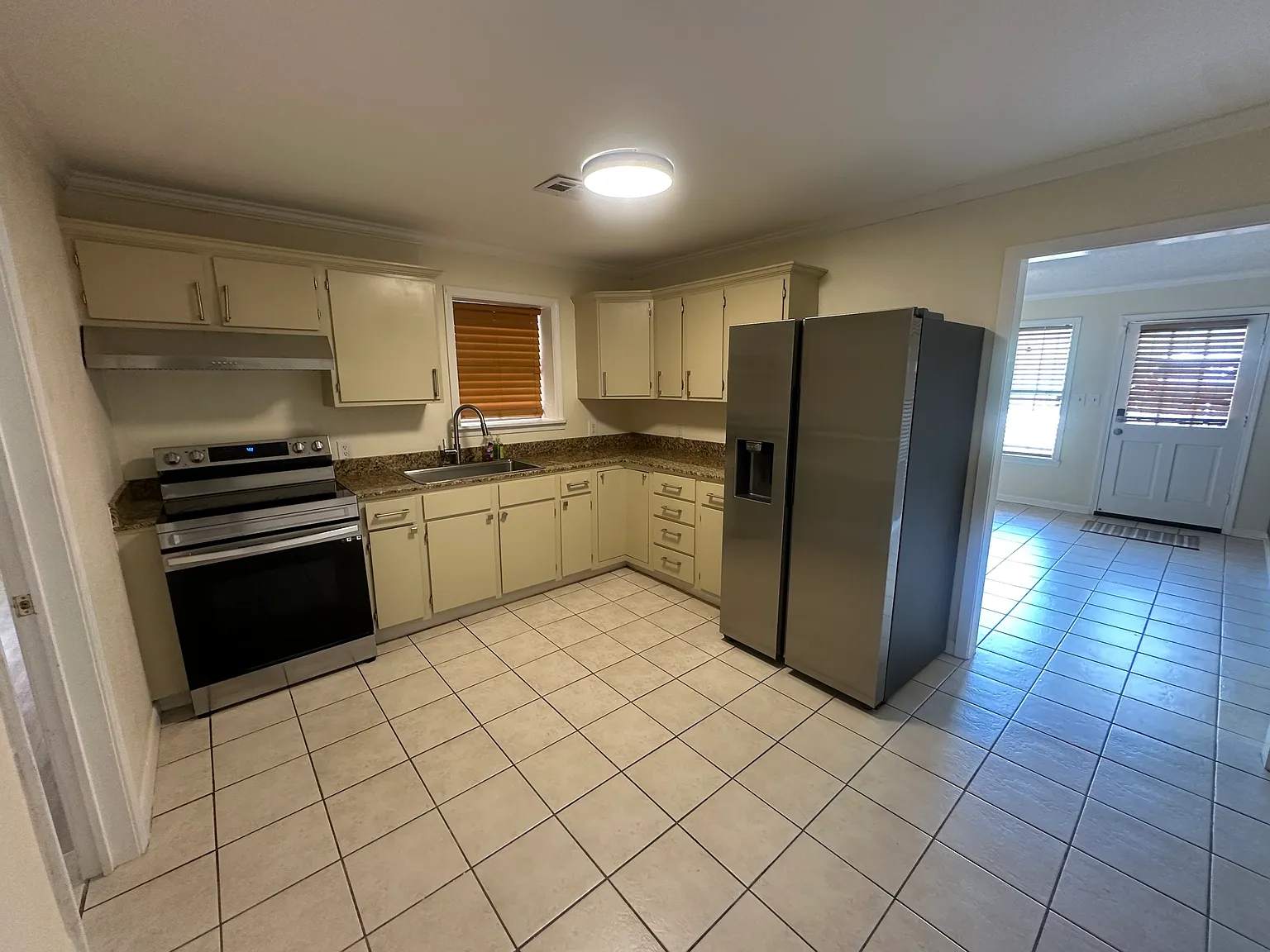 3 bed, 1260 sqft, $1,300 — Photo 4