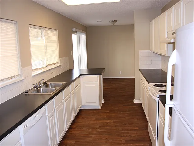3352 Chapel Wood Ct — Photo 2