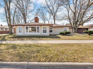 22810 E Thirteen Mile Rd, Saint Clair Shores, MI 48082